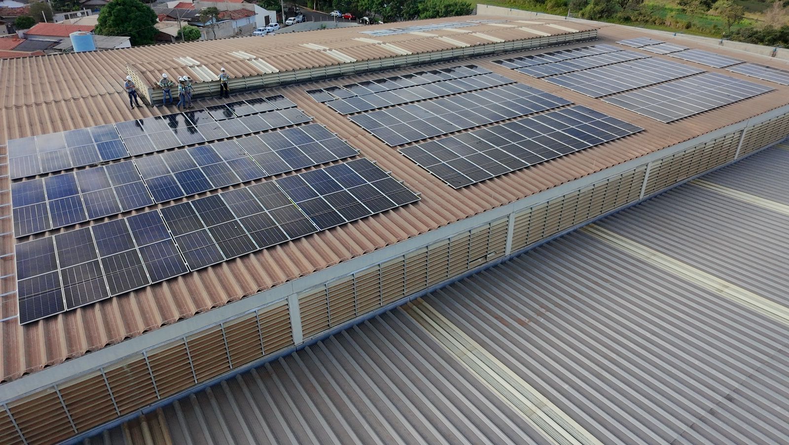 Painéis solares em cobertura comercial