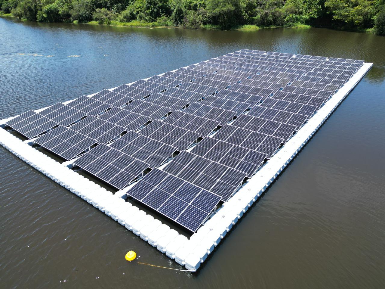 Usina solar flutuante com paineis fotovoltaicos sobre lago, projeto de energia renovavel flutuante no Brasil